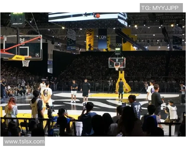 姚明挑战自我模仿库里三分球技巧展现篮球新风采